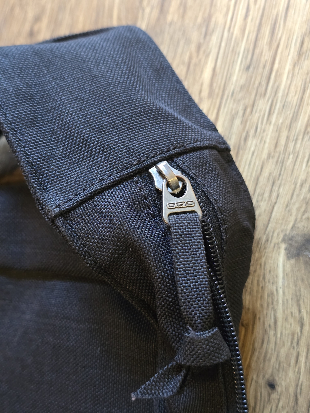 OGIO Brooklyn Black Crossbody Messenger Tablet Bag - Picture 6 of 8